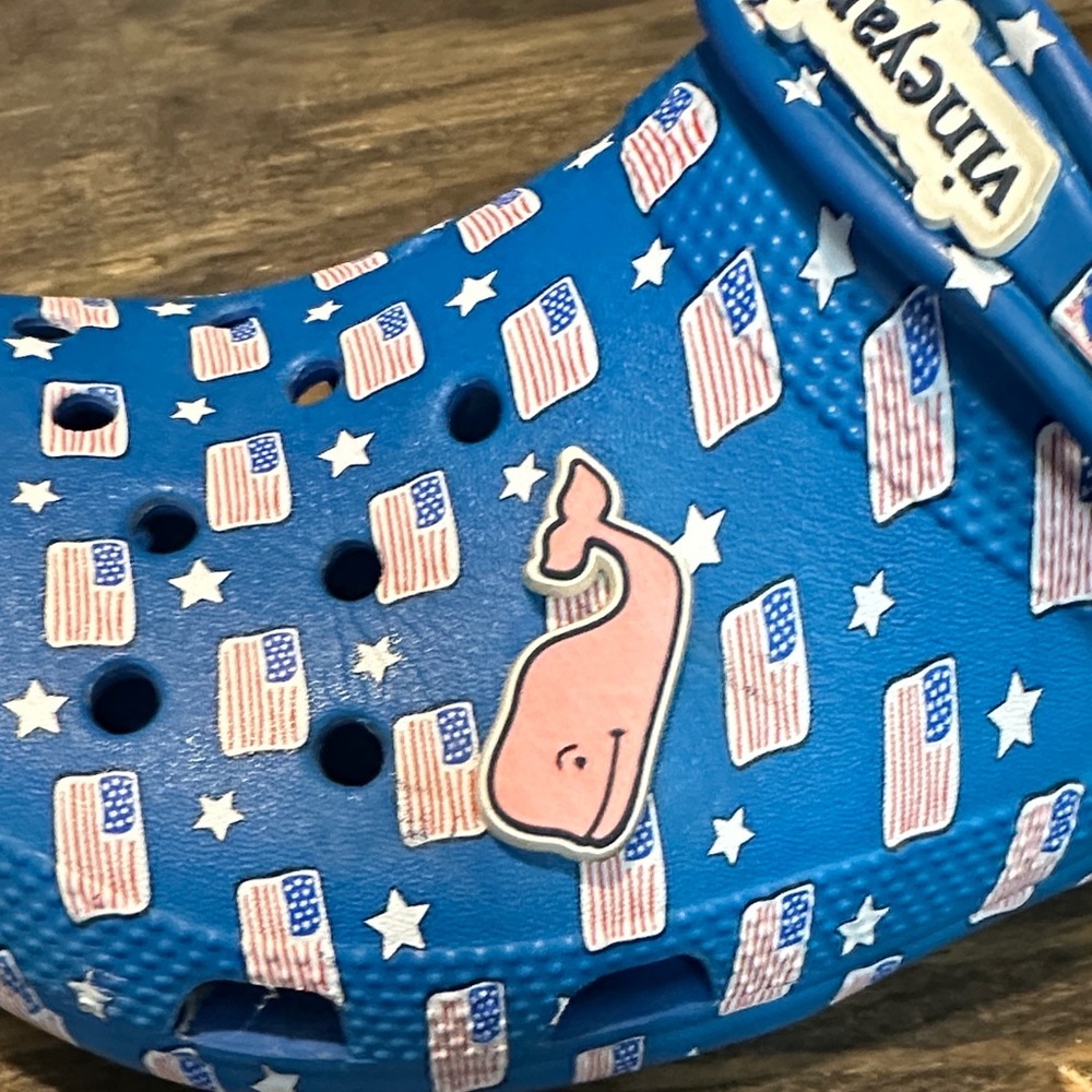 Limited Edition Vineyard Vines Crocs Womens size 9 Men’s size 7 - Picture 2 of 4